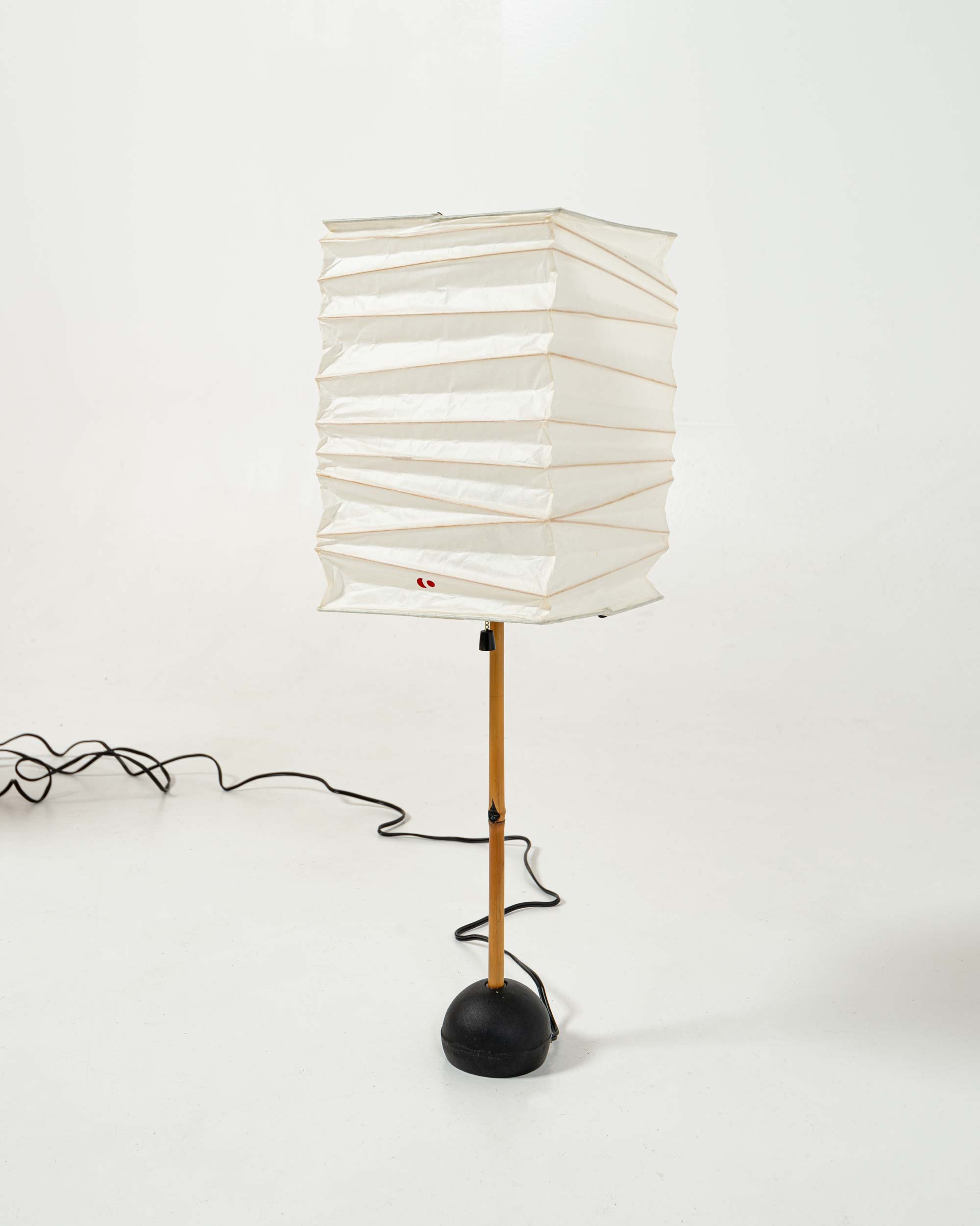 A pair of 1951 Isamu Noguchi Akari Table Lamps BB1-30XN, New Old