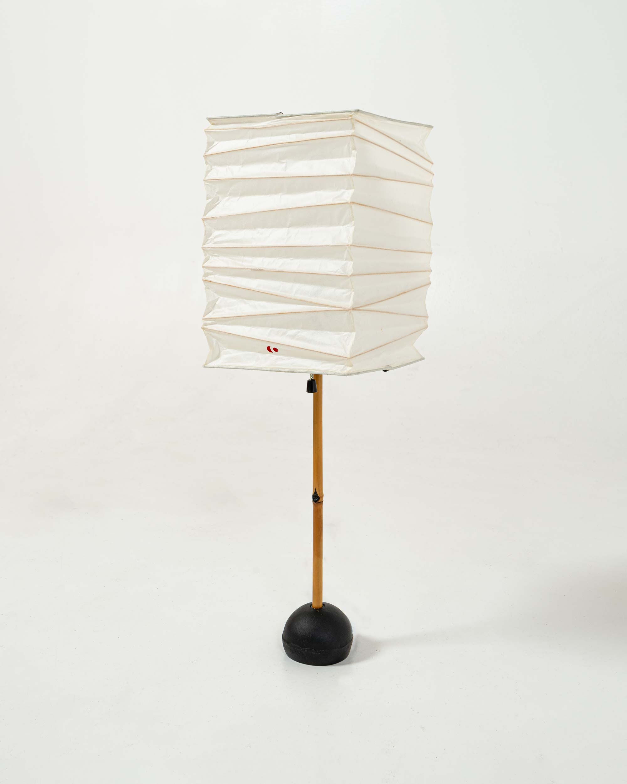 A pair of 1951 Isamu Noguchi Akari Table Lamps BB1-30XN, New Old