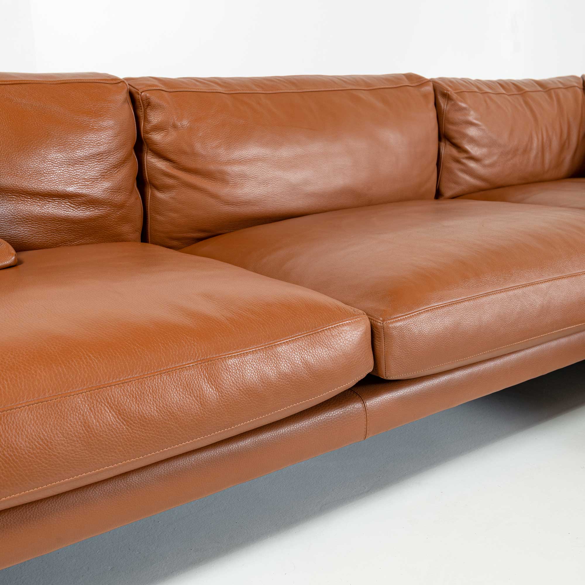 Como Corner Sectional Sofa in Canyon Leather