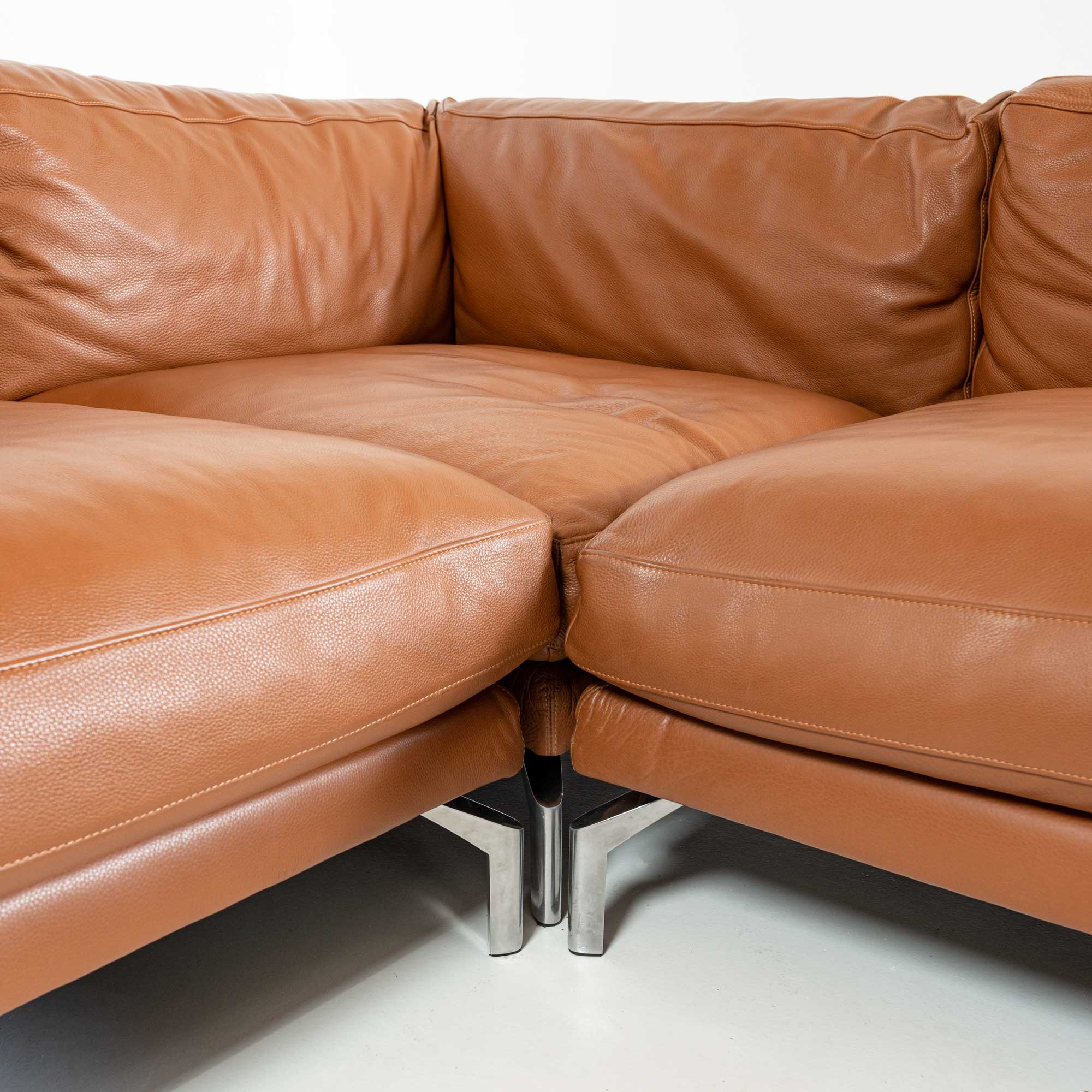 Como Corner Sectional Sofa in Canyon Leather