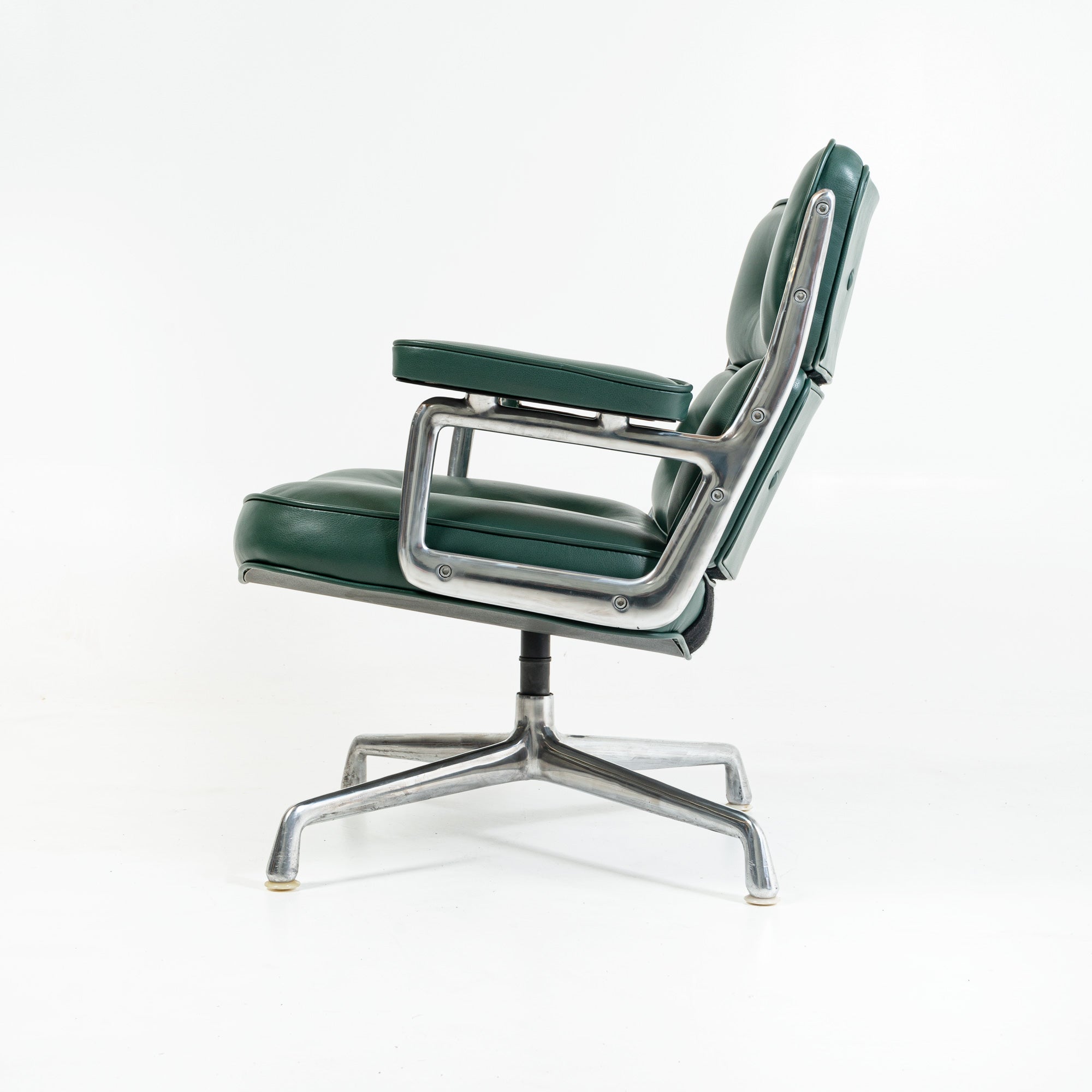 https://socialobjects.us/cdn/shop/files/Eames-ES105-Lounge-Chair-overview-single-profile-2_2048x2048.jpg?v=1697407241