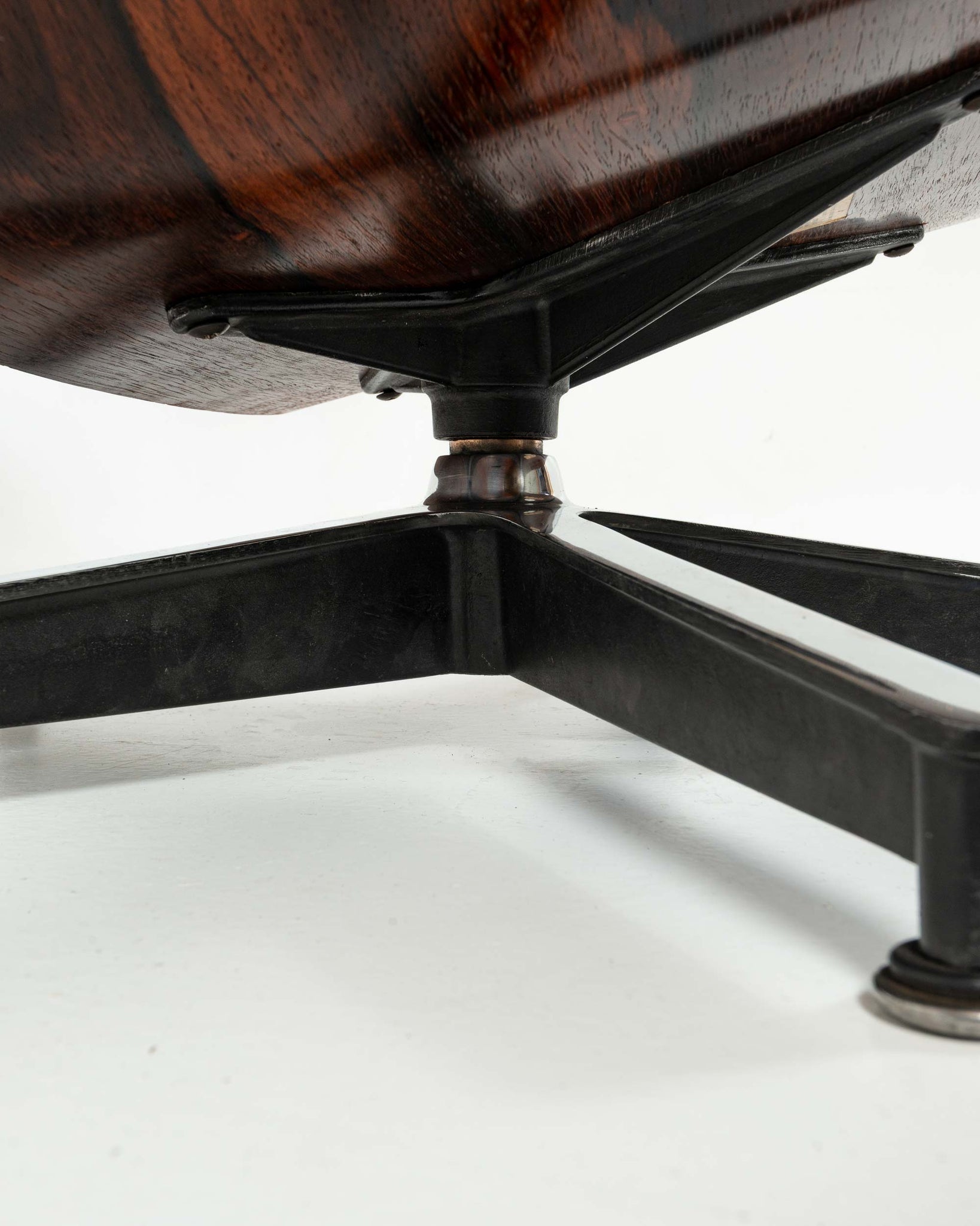 Exceptional Grain First Generation 1956 Eames Lounge Chair 670 and Bootglide Ottoman 671