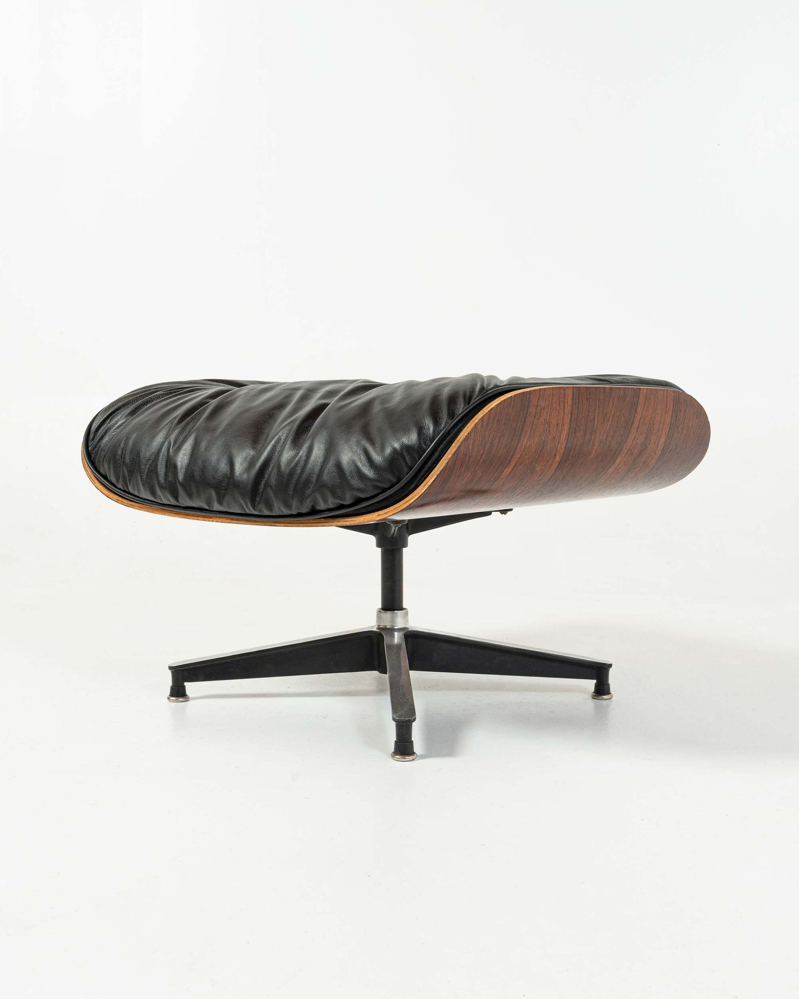 Exceptional Grain First Generation 1956 Eames Lounge Chair 670 and Bootglide Ottoman 671
