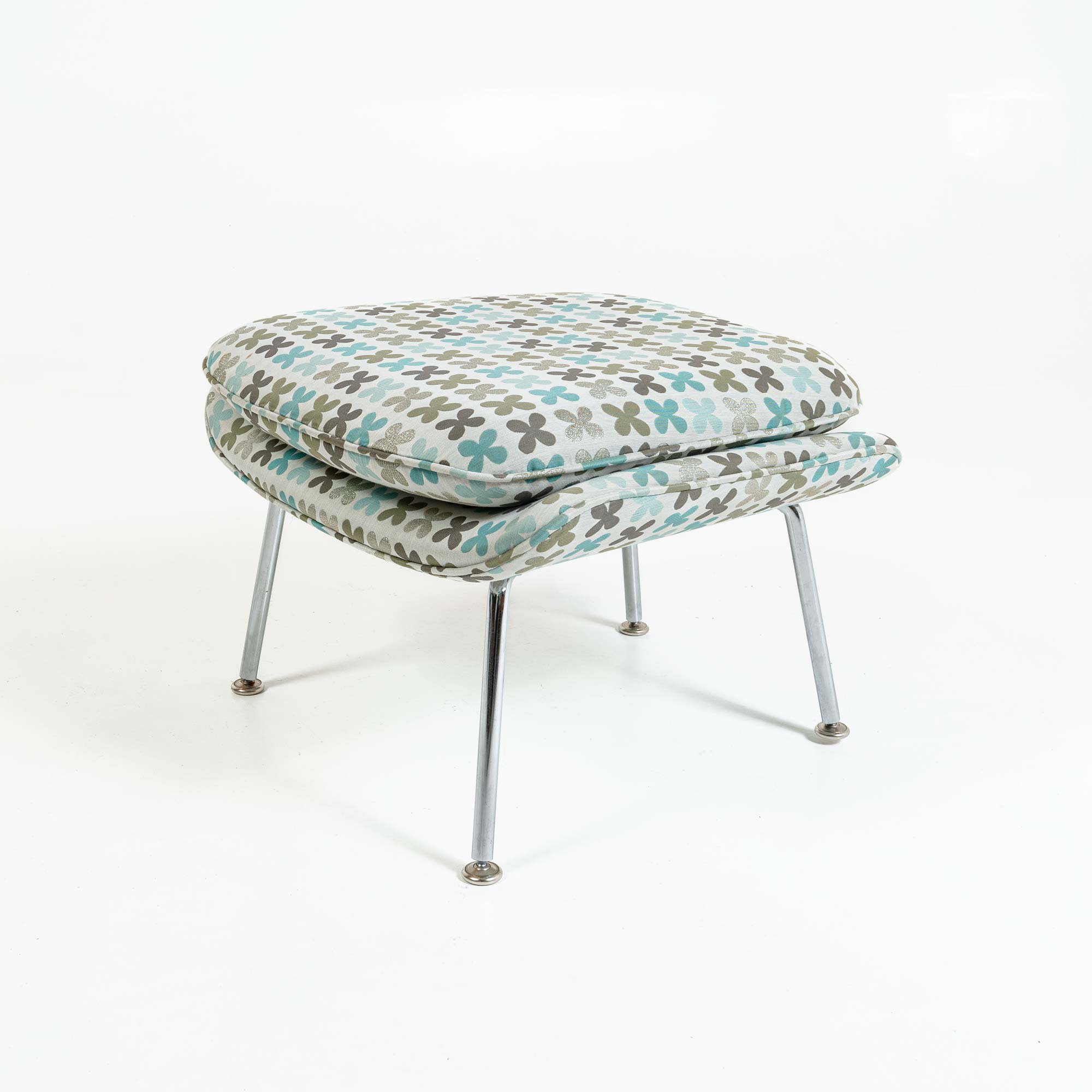 Eero Saarinen Womb Chair & Ottoman Medium in Alexander Girard Quatrefoil Fabric